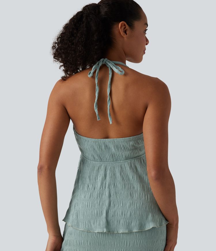 Halterový top se zavazováním vzadu a volánovým lemem.