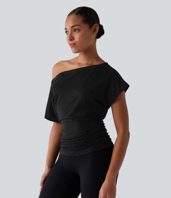 Gerafftes Yoga-Sport-Top mit kurzen Ärmeln und One-Shoulder-Design Gerafftes Yoga-Sport-Top mit kurzen Ärmeln und One-Shoulder-Design