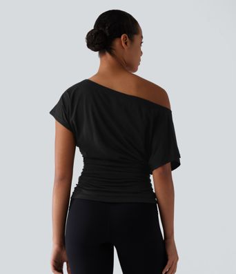 Gerafftes Yoga-Sport-Top mit kurzen Ärmeln und One-Shoulder-Design Gerafftes Yoga-Sport-Top mit kurzen Ärmeln und One-Shoulder-Design