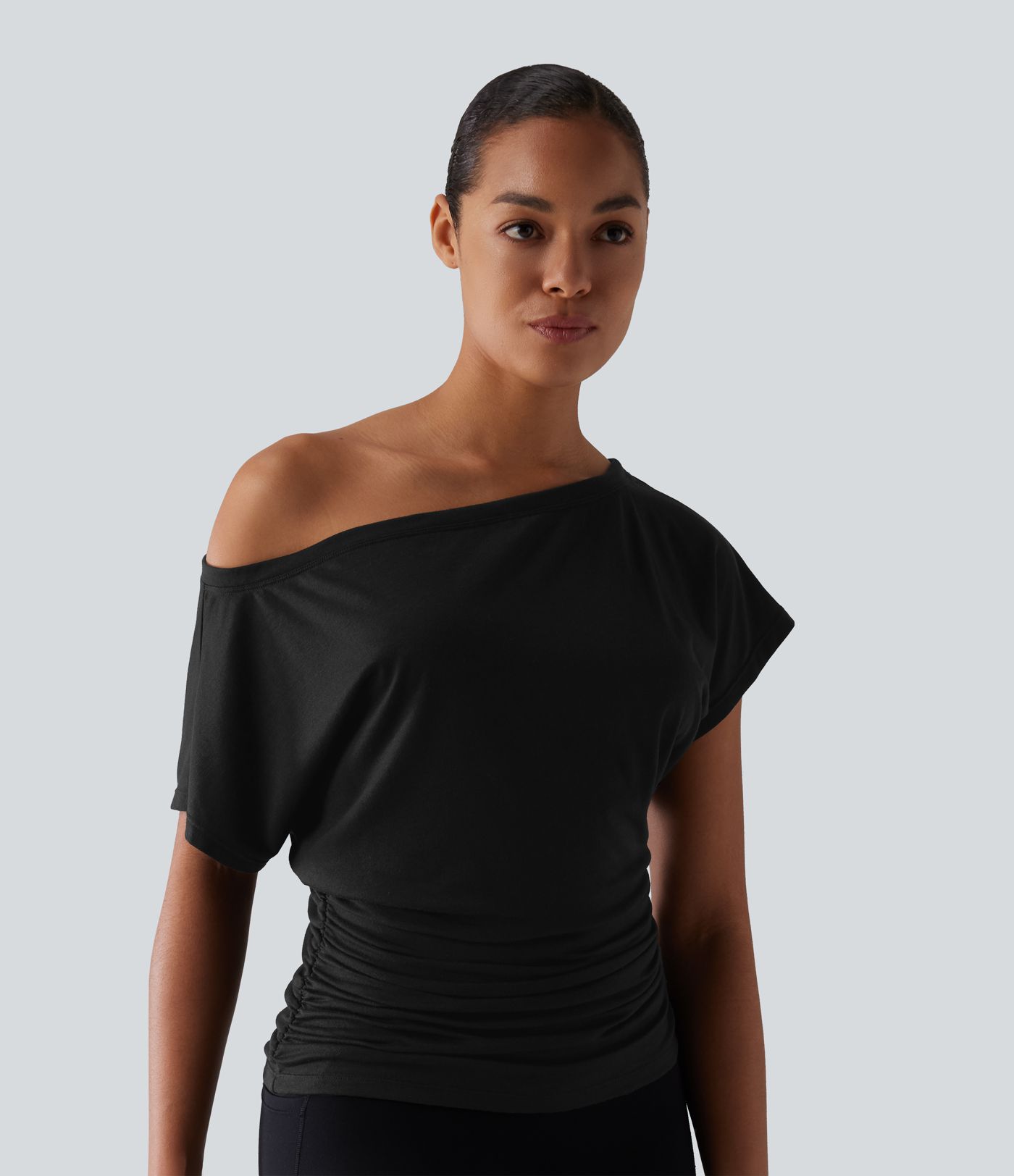 Gerafftes Yoga-Sport-Top mit kurzen Ärmeln und One-Shoulder-Design Gerafftes Yoga-Sport-Top mit kurzen Ärmeln und One-Shoulder-Design