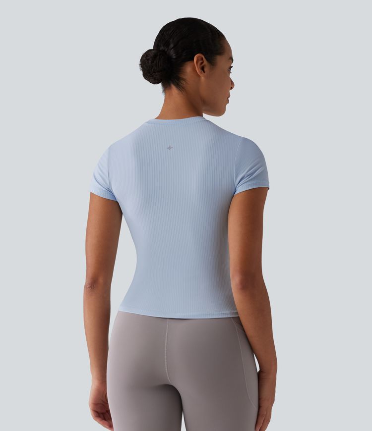 Top deportivo de punto acanalado con cuello redondo y mangas cortas