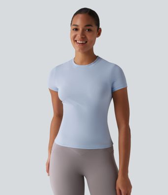 Top deportivo de punto acanalado con cuello redondo y mangas cortas