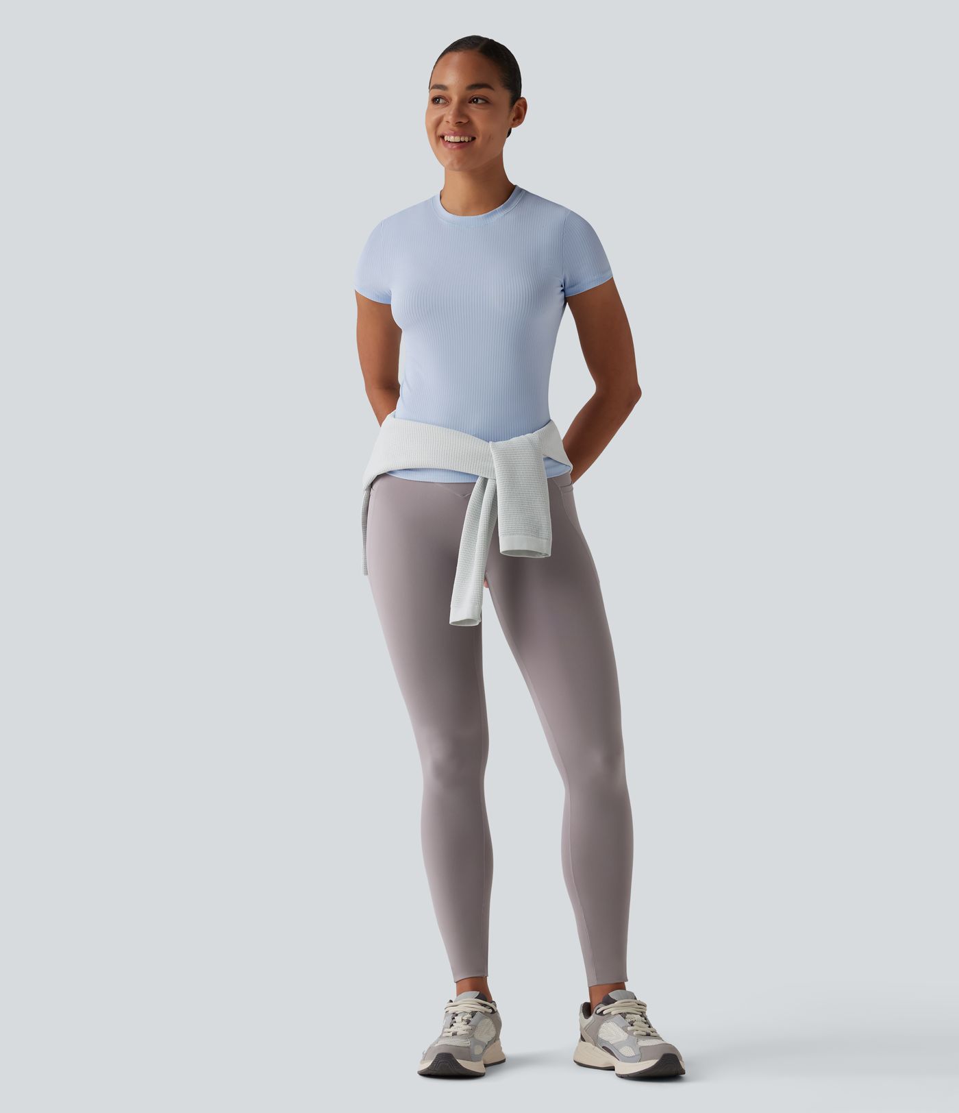 Top deportivo de punto acanalado con cuello redondo y mangas cortas