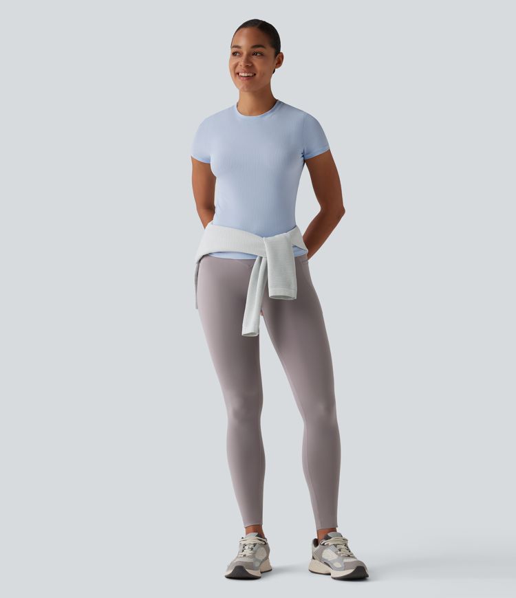 Top deportivo de punto acanalado con cuello redondo y mangas cortas