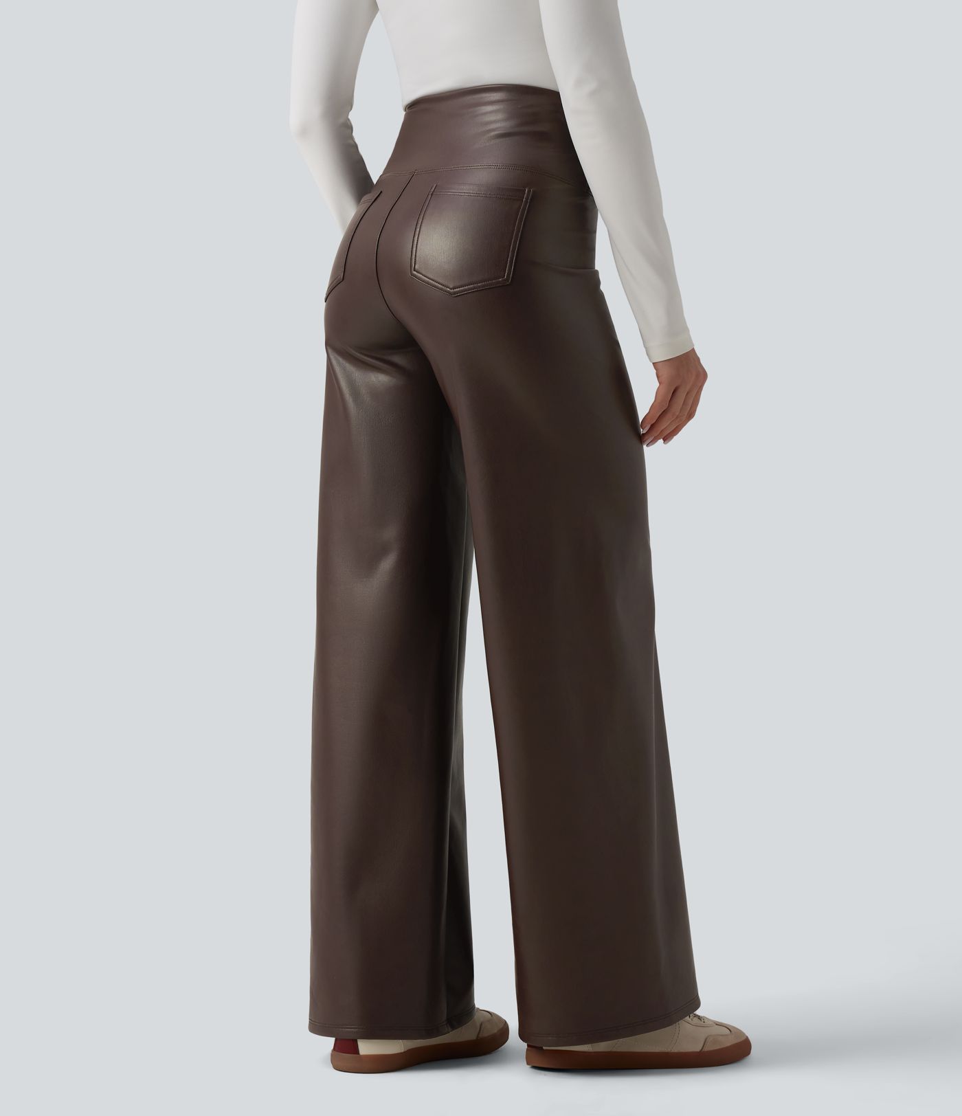 Lässige Hose aus elastischem Kunstleder mit hohem Bund, Gesäßtaschen, Bauchkontrolle und weitem Bein