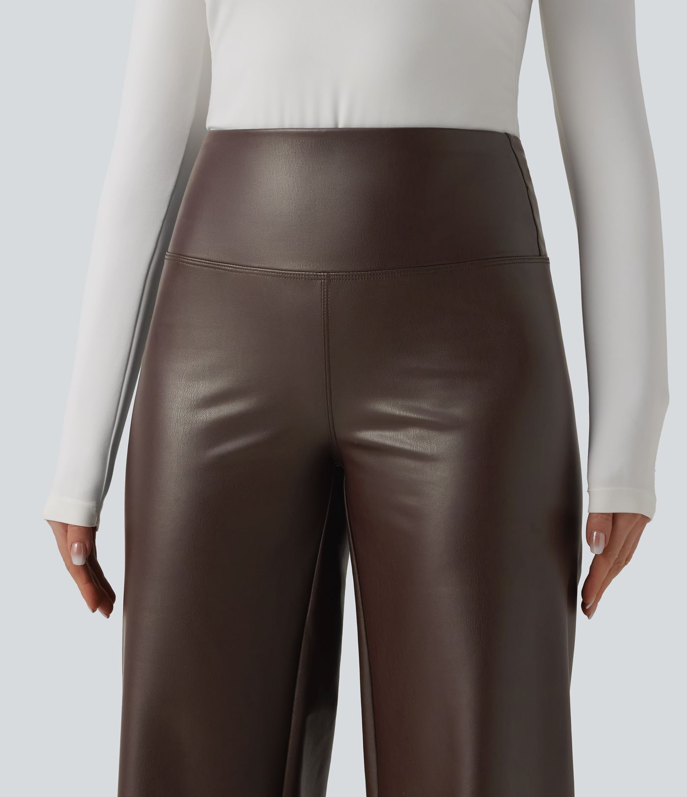 Lässige Hose aus elastischem Kunstleder mit hohem Bund, Gesäßtaschen, Bauchkontrolle und weitem Bein