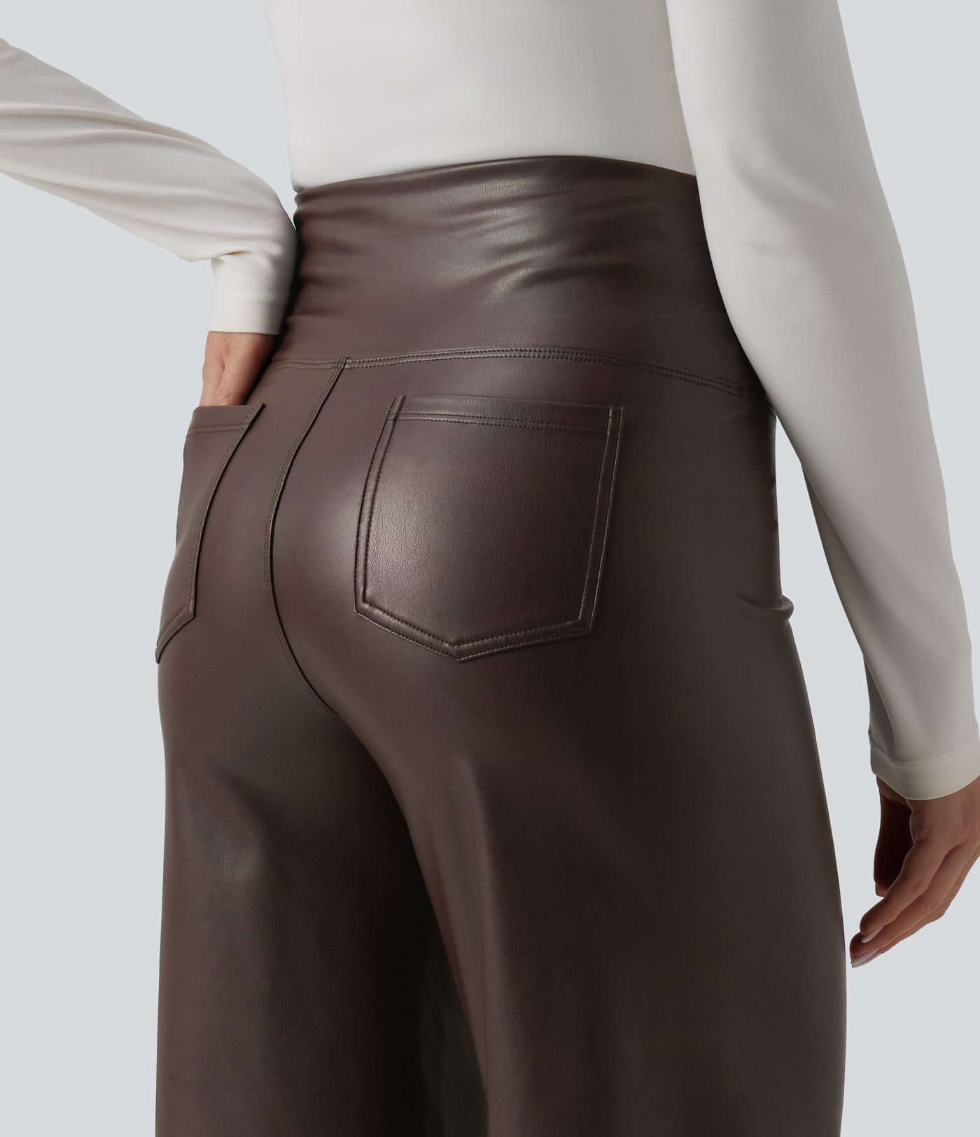 Lässige Hose aus elastischem Kunstleder mit hohem Bund, Gesäßtaschen, Bauchkontrolle und weitem Bein