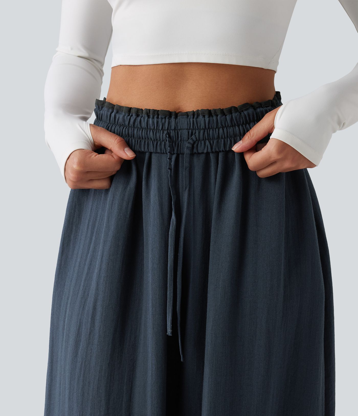 Lässige, fließende Hose mit hohem Bund, mehreren Taschen, Kordelzug und weitem Bein