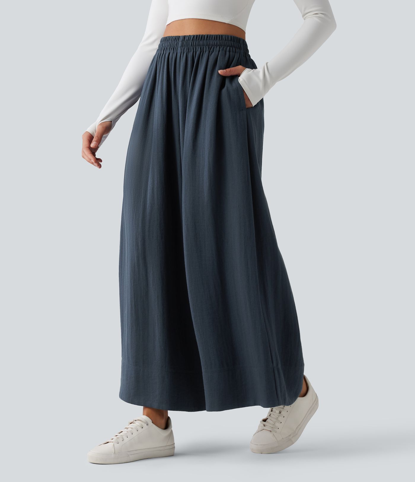 Lässige, fließende Hose mit hohem Bund, mehreren Taschen, Kordelzug und weitem Bein