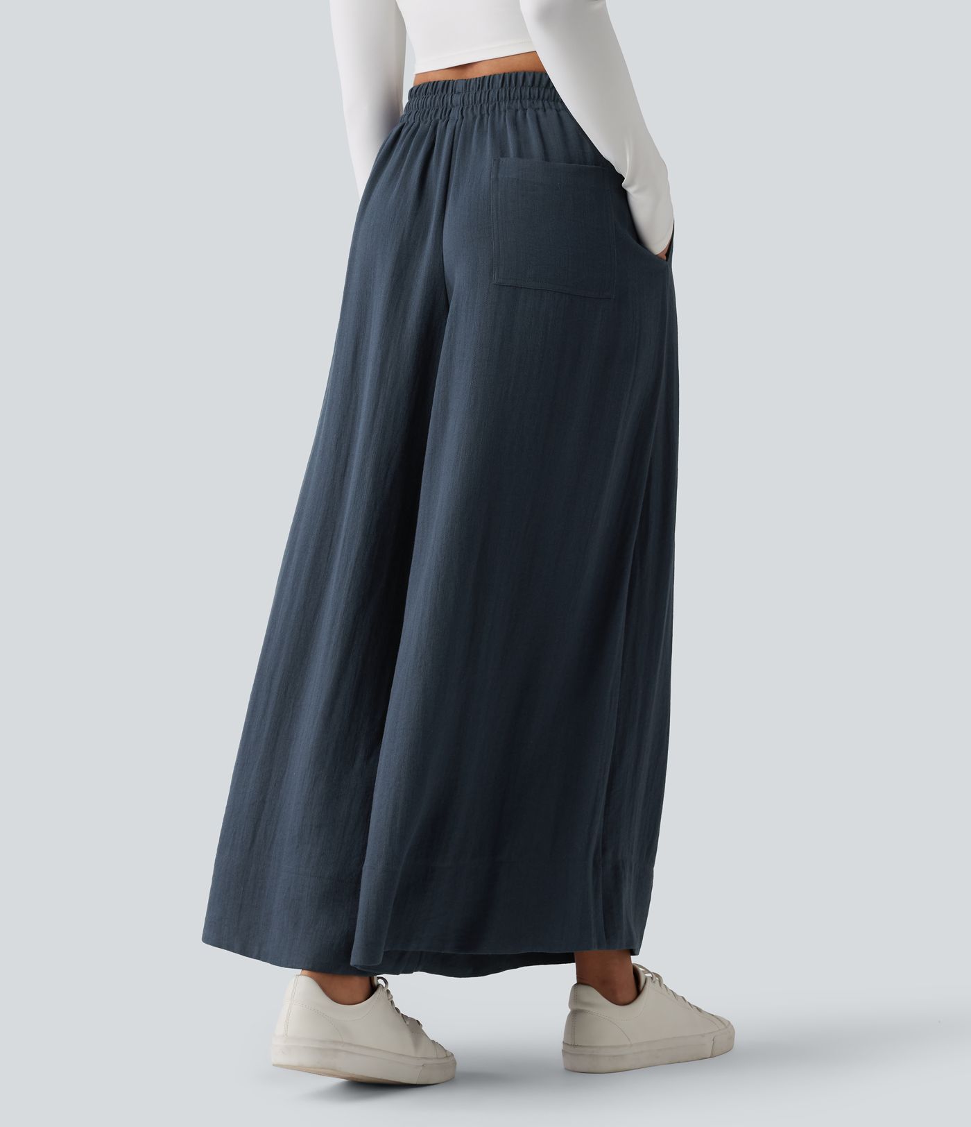 Lässige, fließende Hose mit hohem Bund, mehreren Taschen, Kordelzug und weitem Bein