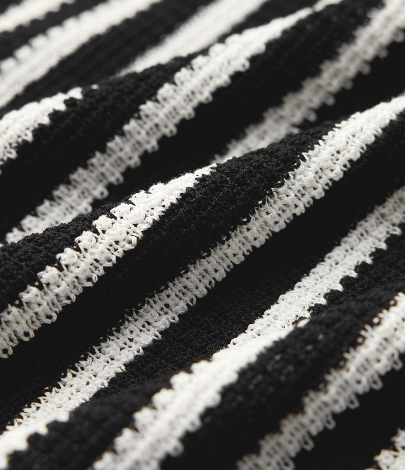 Ležérní svetr s krátkým rukávem a barevným blokovým pruhováním