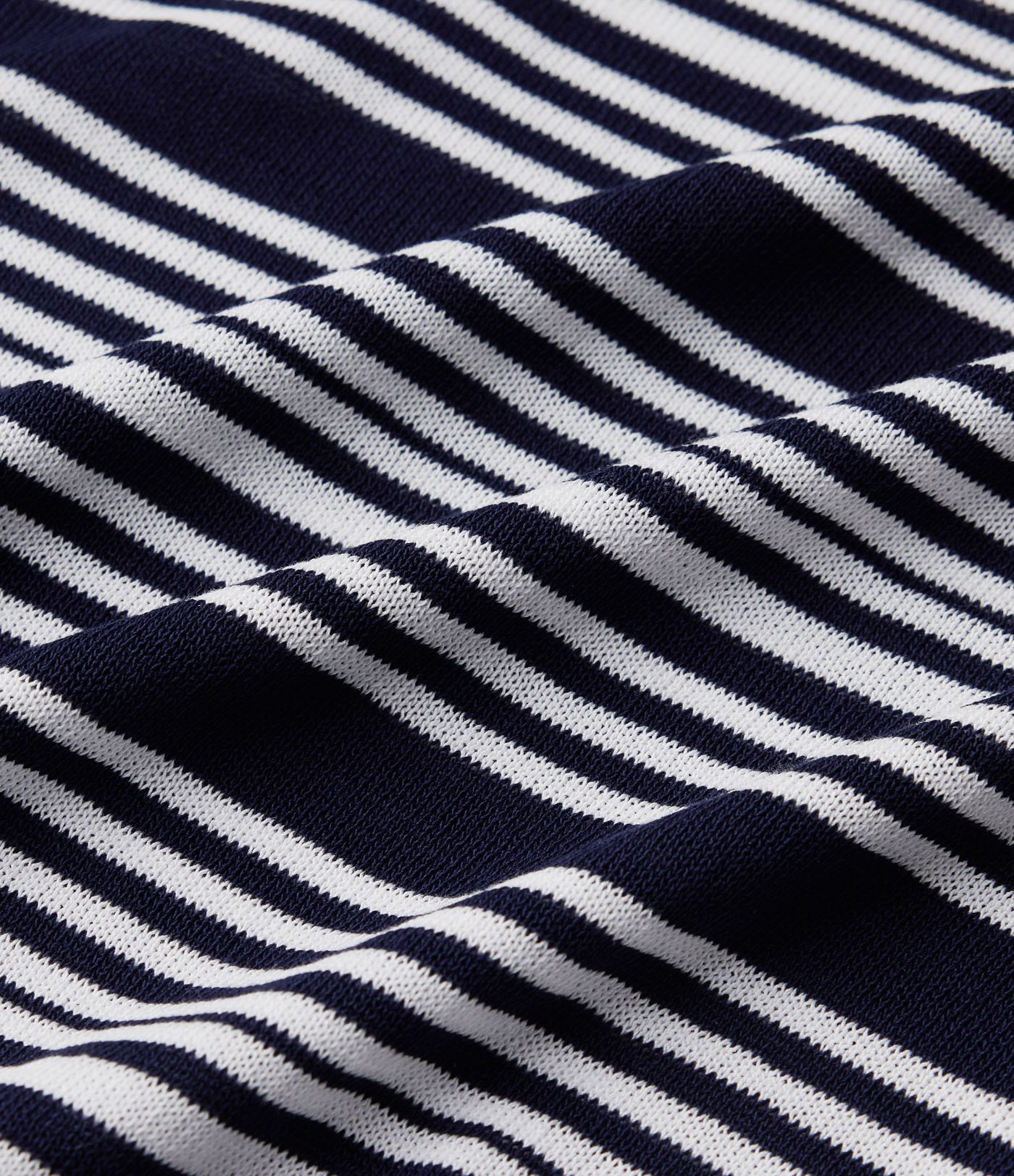 V-nyakú, rövid ujjú, csíkos mindennapi póló