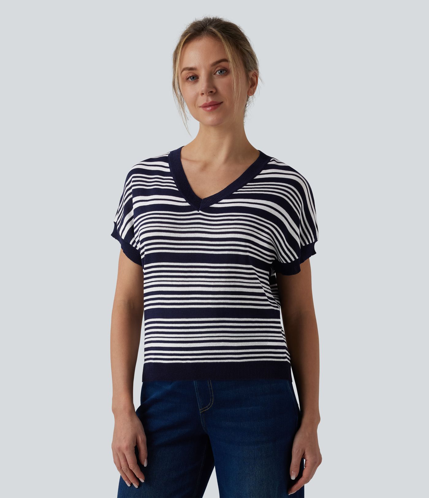 V-nyakú, rövid ujjú, csíkos mindennapi póló