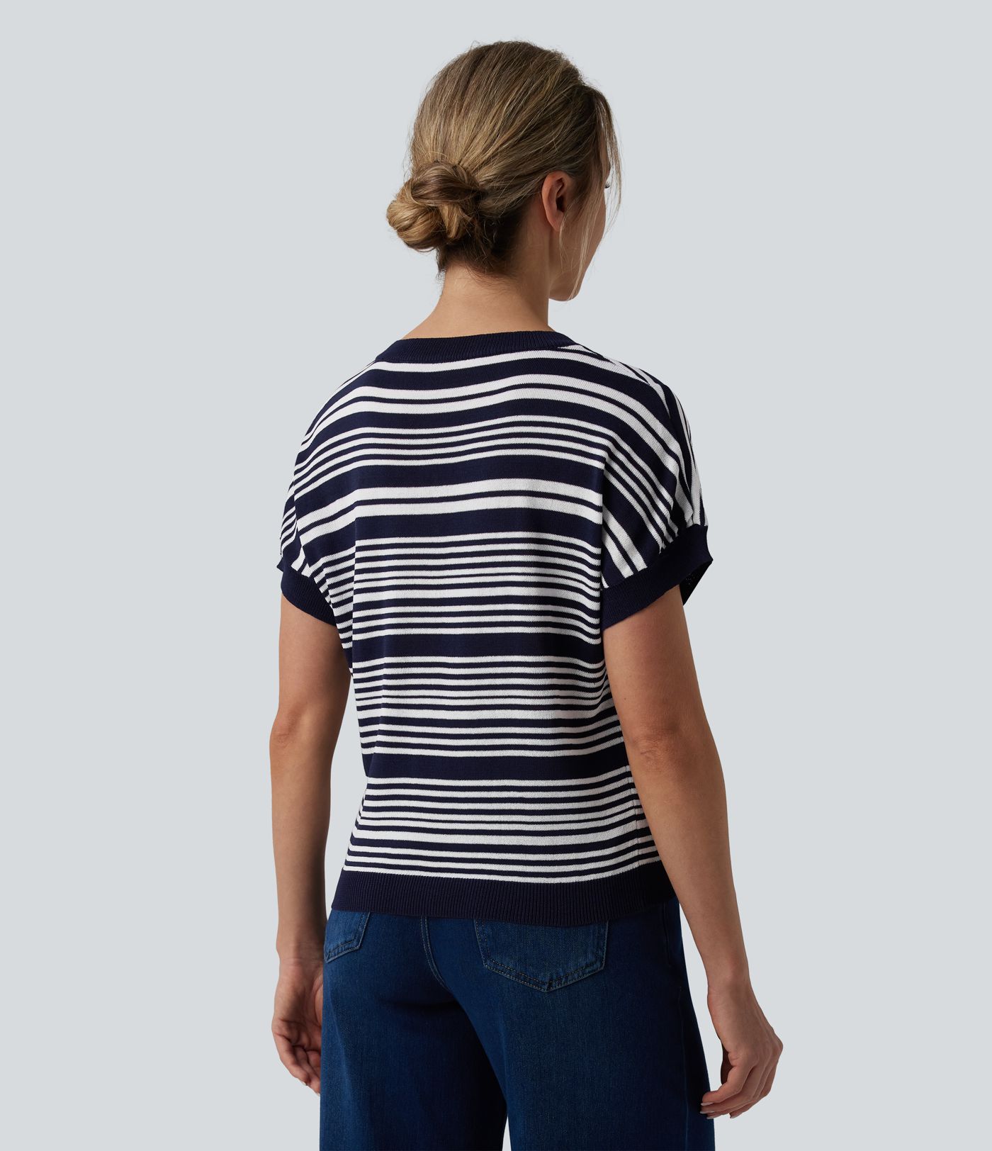 V-nyakú, rövid ujjú, csíkos mindennapi póló