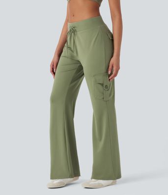 Pantalones cargo bootcut relajados con cintura baja, cordón y bolsillos.