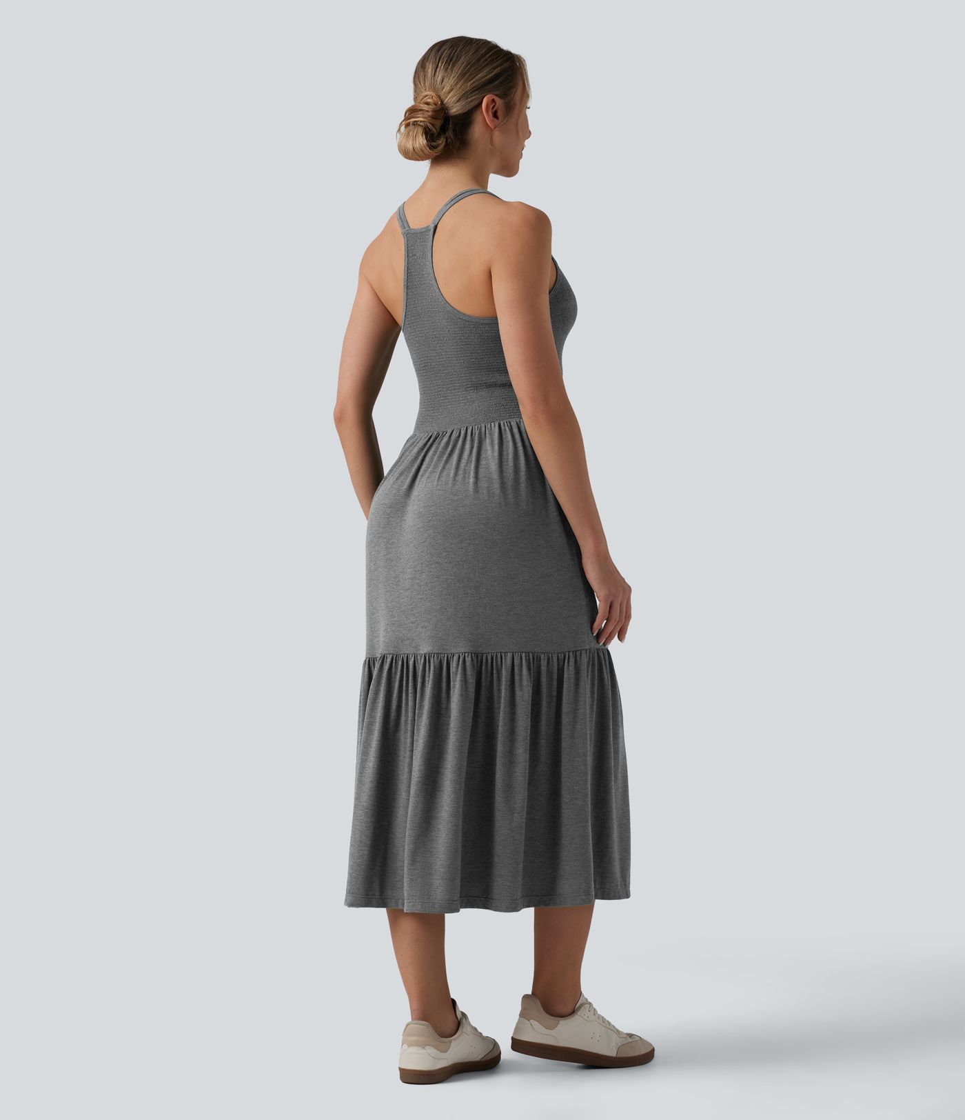 Lässiges, gerafftes Midikleid mit U-Ausschnitt, Seitentaschen und Racerback Lässiges, gerafftes Midikleid mit U-Ausschnitt, Seitentaschen und Racerback