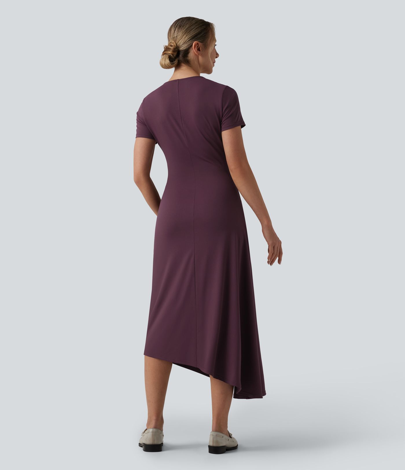 Robe mi-longue de travail col rond manches courtes ourlet asymétrique