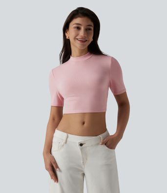 Camiseta casual cropped de malha canelada com gola subida e mangas curtas