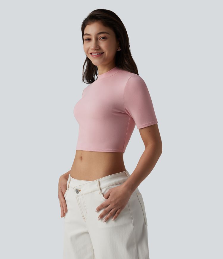 Camiseta casual cropped de malha canelada com gola subida e mangas curtas