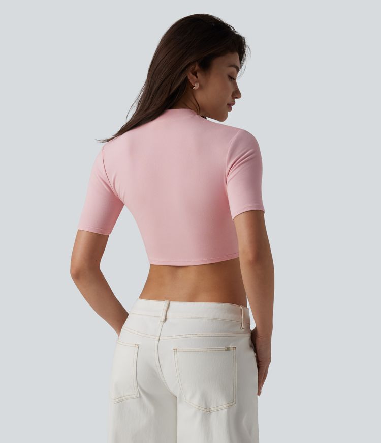 Camiseta casual cropped de malha canelada com gola subida e mangas curtas