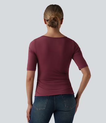 Lässiges T-Shirt mit V-Ausschnitt, kurzen Ärmeln und Raffung