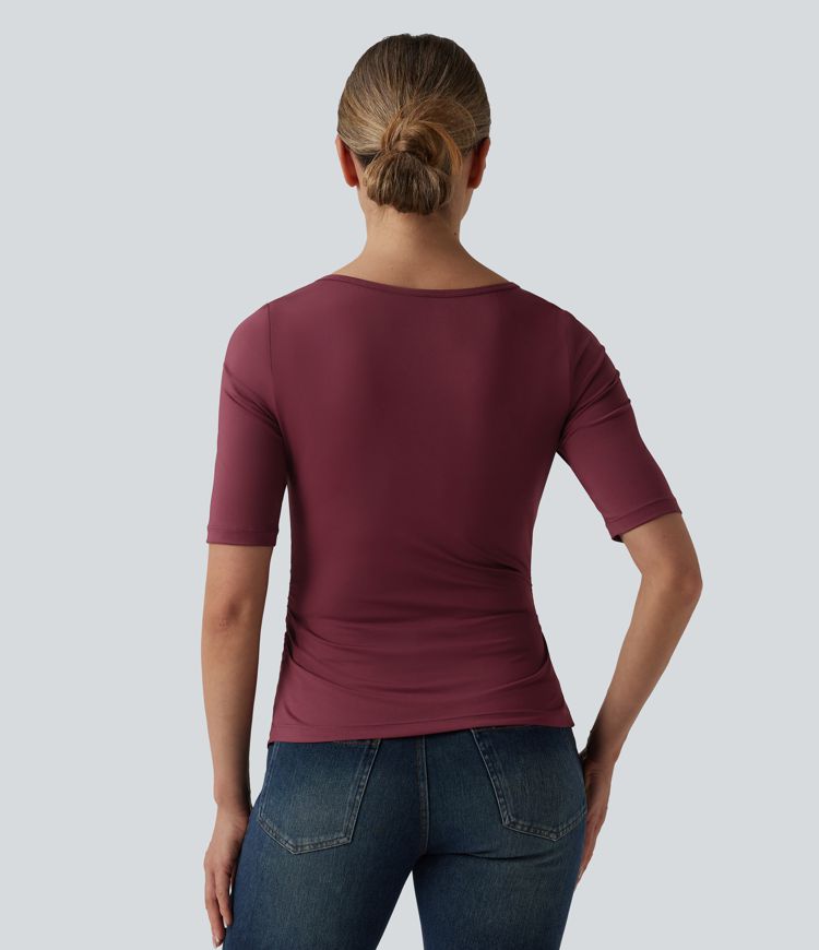 Lässiges T-Shirt mit V-Ausschnitt, kurzen Ärmeln und Raffung