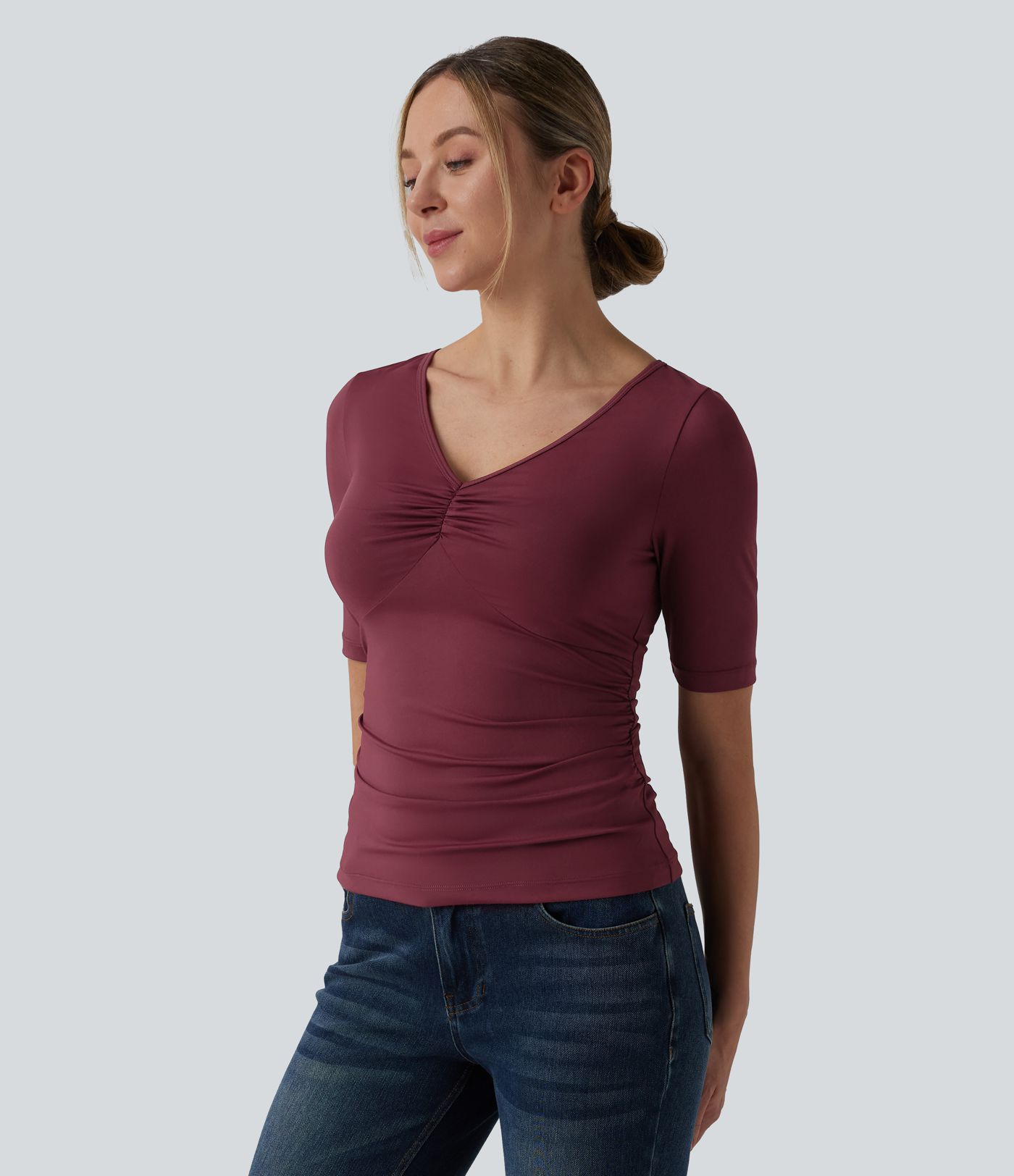 Lässiges T-Shirt mit V-Ausschnitt, kurzen Ärmeln und Raffung
