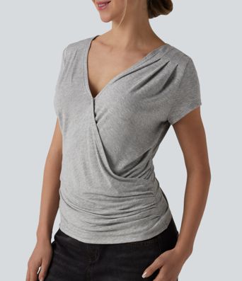 Ribstrikket meleret top med V-udskæring, korte ærmer, krydset front, rynket detalje og trykknapper — afslappet