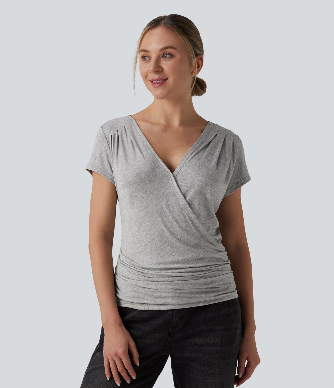 Ribstrikket meleret top med V-udskæring, korte ærmer, krydset front, rynket detalje og trykknapper — afslappet