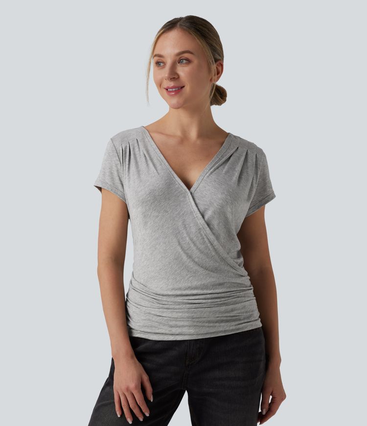 Ribstrikket meleret top med V-udskæring, korte ærmer, krydset front, rynket detalje og trykknapper — afslappet