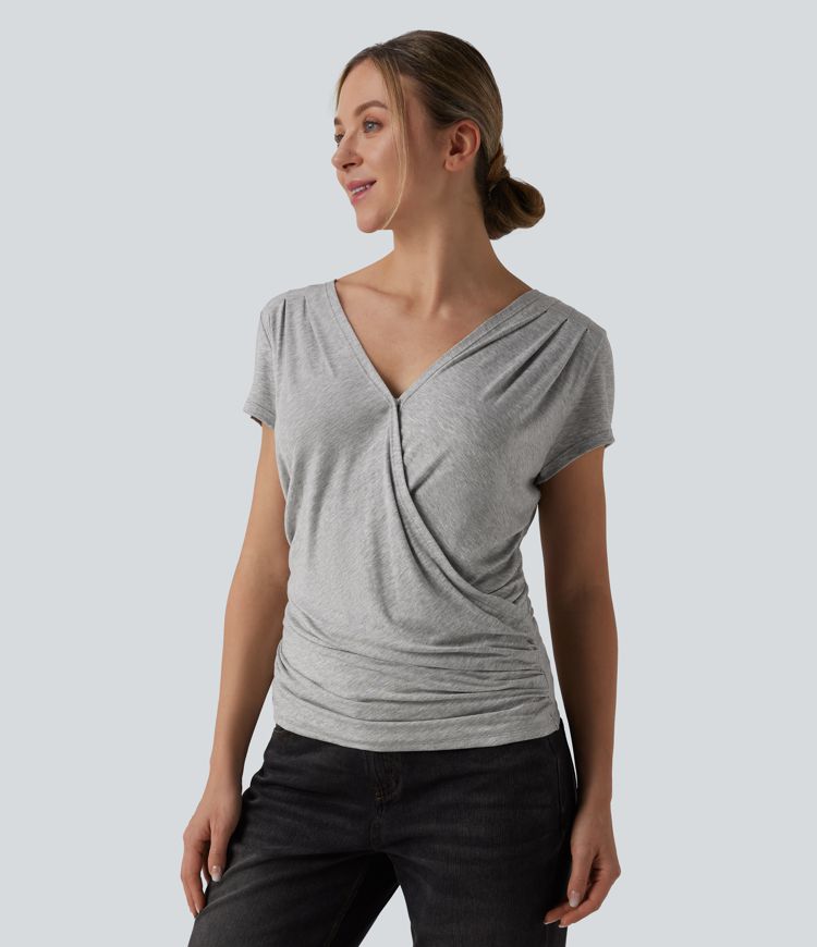 Ribstrikket meleret top med V-udskæring, korte ærmer, krydset front, rynket detalje og trykknapper — afslappet