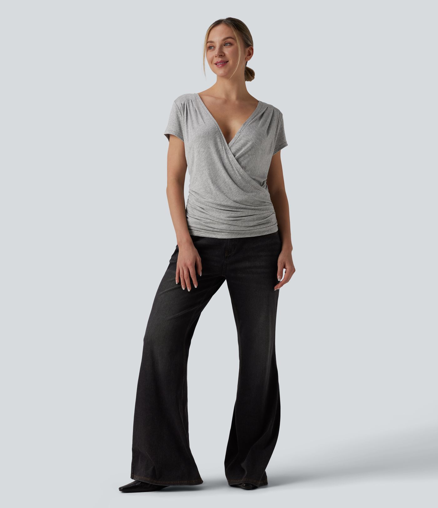 Ribstrikket meleret top med V-udskæring, korte ærmer, krydset front, rynket detalje og trykknapper — afslappet