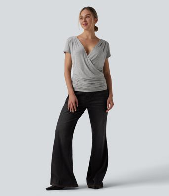 Ribstrikket meleret top med V-udskæring, korte ærmer, krydset front, rynket detalje og trykknapper — afslappet