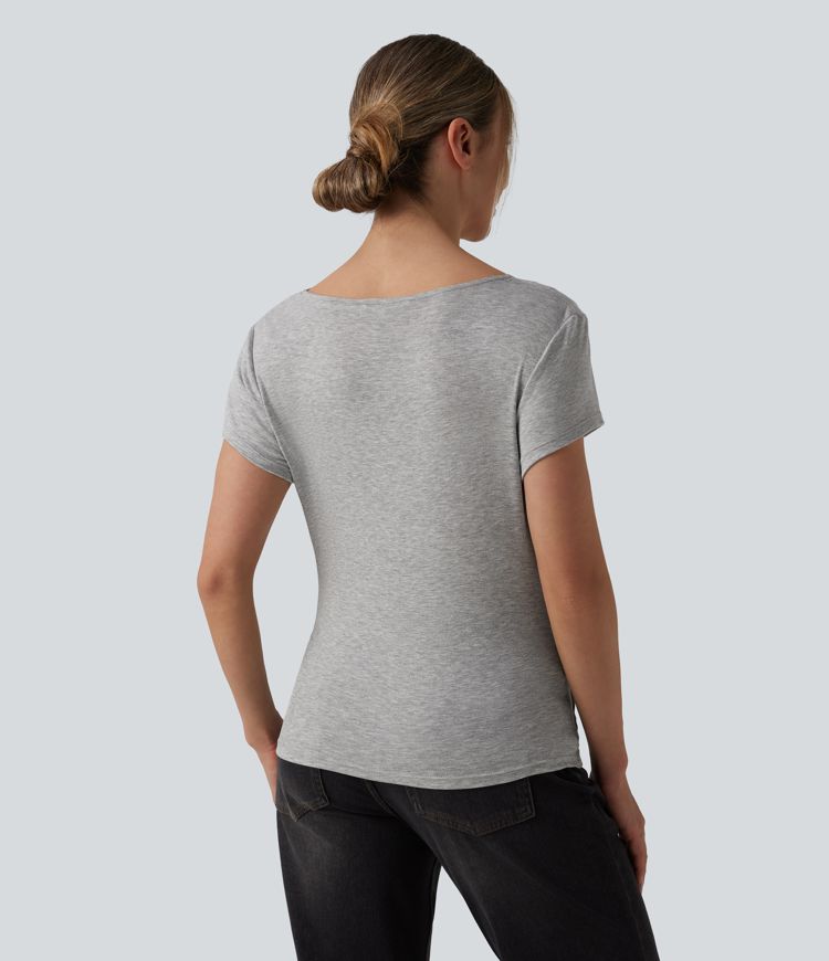 Ribstrikket meleret top med V-udskæring, korte ærmer, krydset front, rynket detalje og trykknapper — afslappet