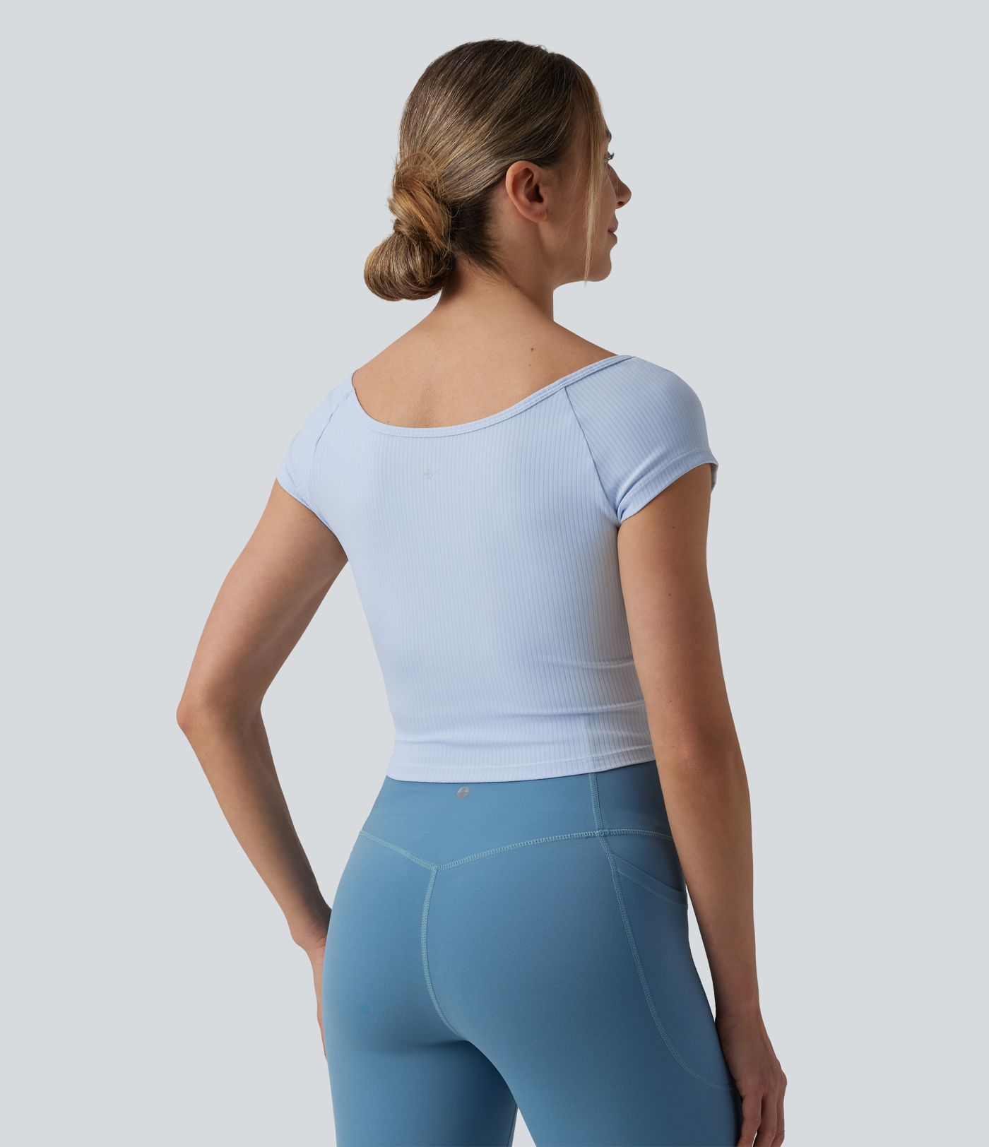 Haut de sport d'entraînement côtelé décolleté cœur manches courtes