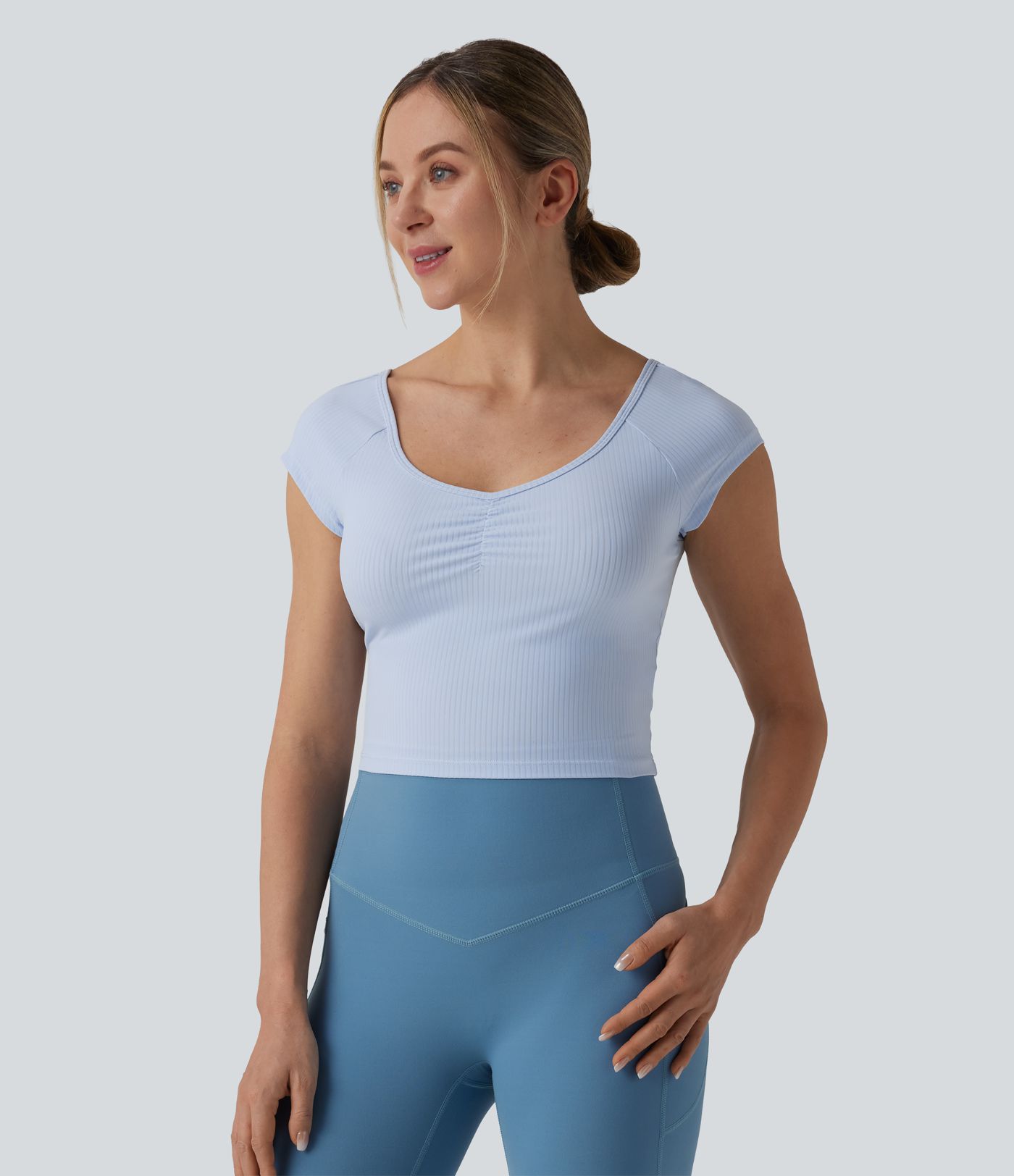 Haut de sport d'entraînement côtelé décolleté cœur manches courtes