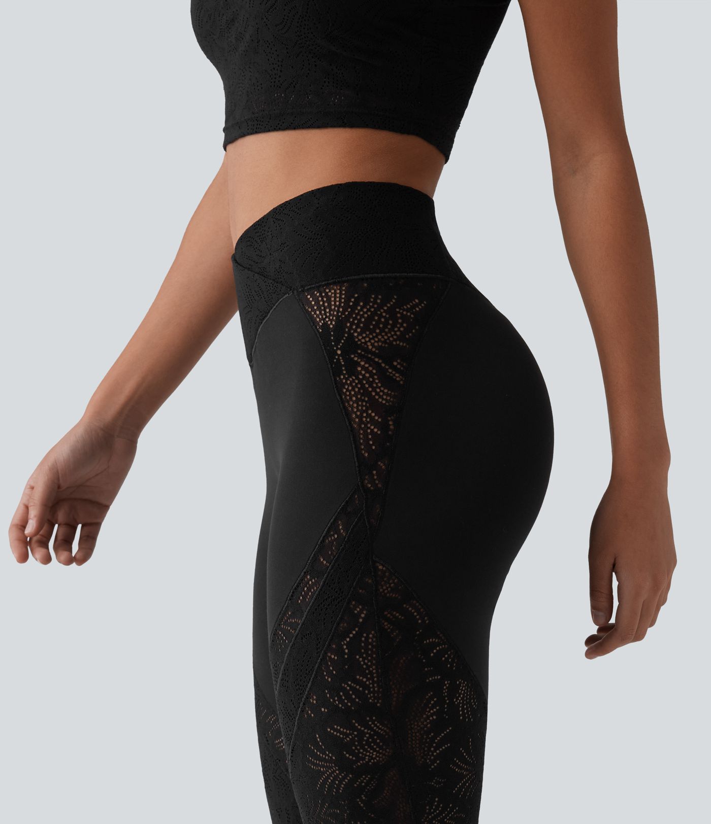 SoftlyZero™ legíny na jogu s vysokým pásom a prekríženým pásom, s kontrastnou čipkou, bootcut (pedal pusher), s vreckom