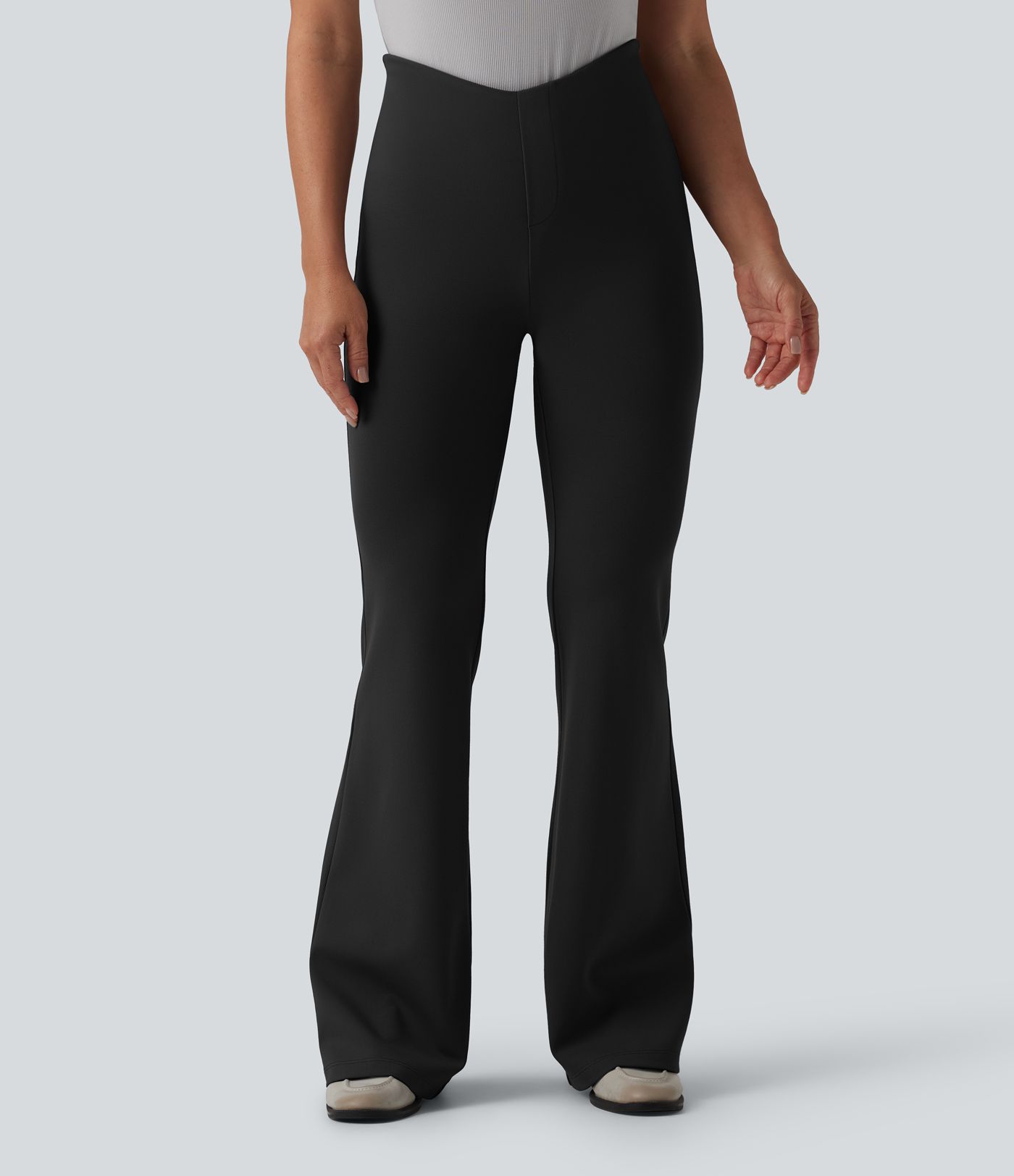 Schlaghose mit hohem V-förmigem Bund, Gesäßtaschen und Bauchkontrolle