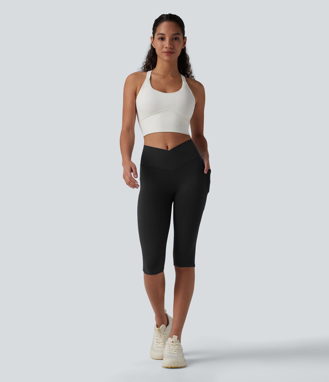 SoftlyZero™ leggings de yoga de talle alto con cinturilla cruzada, estilo pedal‑pusher, con bolsillos — UPF50+