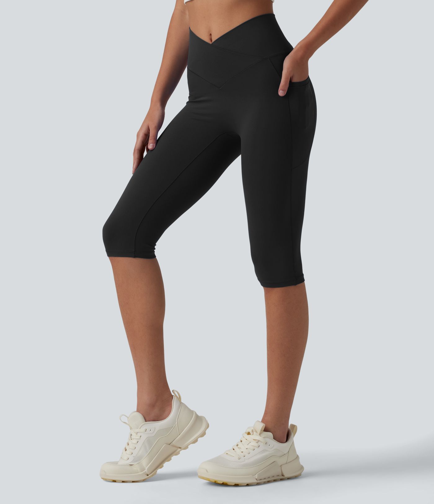 SoftlyZero™ leggings de yoga de talle alto con cinturilla cruzada, estilo pedal‑pusher, con bolsillos — UPF50+