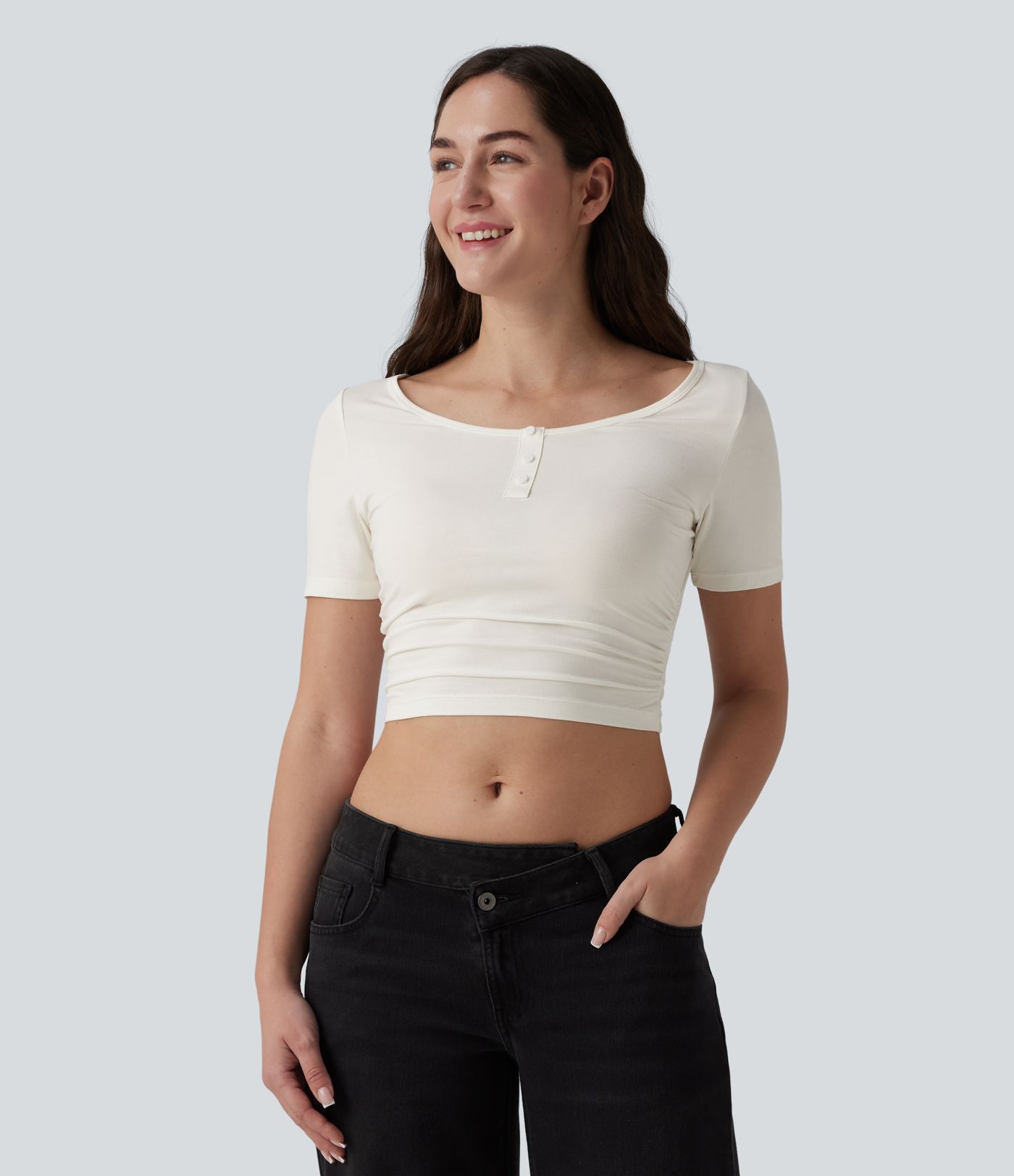 Top corto ajustado casual con escote redondo, mangas cortas y fruncido.