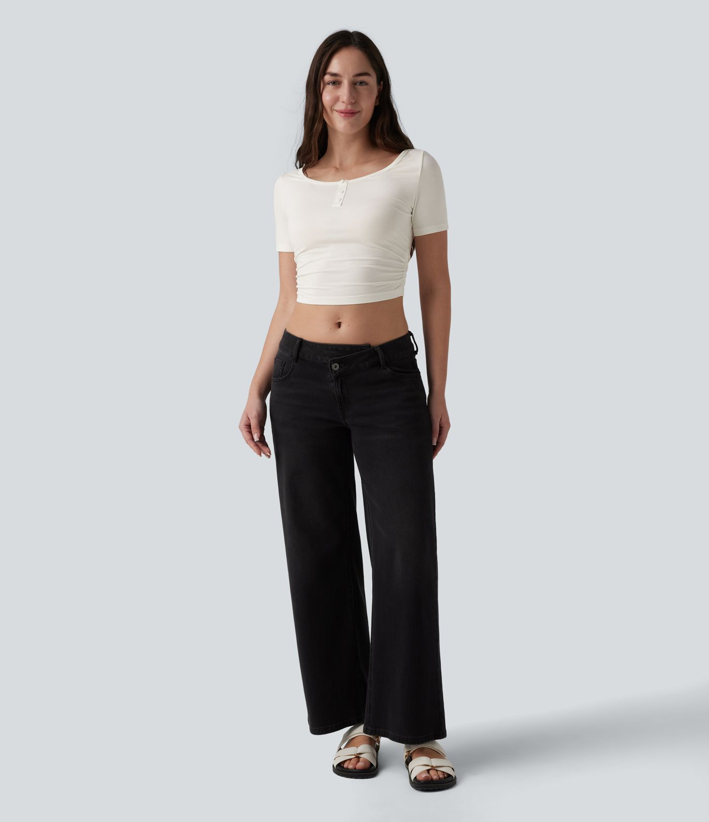 Top corto ajustado casual con escote redondo, mangas cortas y fruncido.
