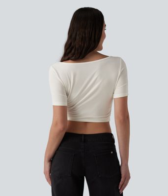 Top corto ajustado casual con escote redondo, mangas cortas y fruncido.