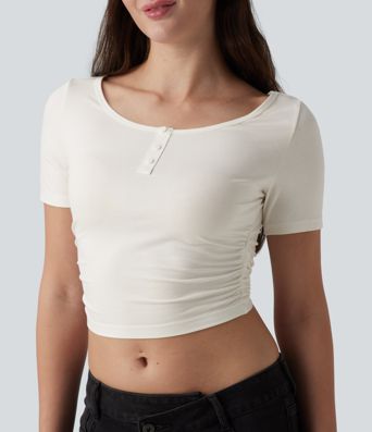 Top corto ajustado casual con escote redondo, mangas cortas y fruncido.
