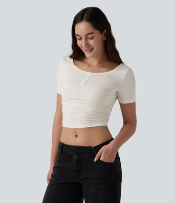 Top corto ajustado casual con escote redondo, mangas cortas y fruncido.
