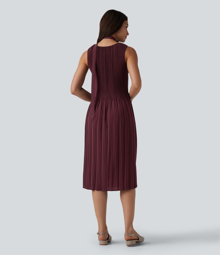 Robe de travail mi-longue plissée, sans manches, à l'encolure bateau et ceinturée