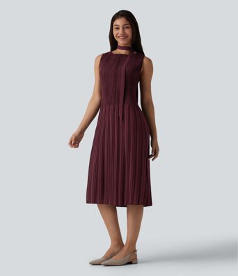 Robe de travail mi-longue plissée, sans manches, à l'encolure bateau et ceinturée