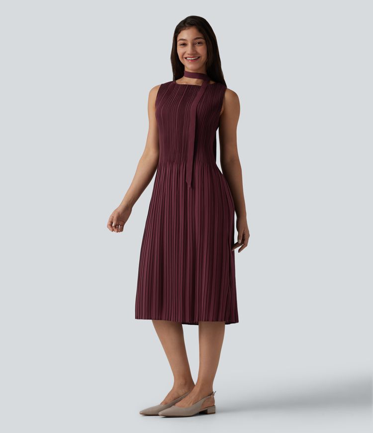 Robe de travail mi-longue plissée, sans manches, à l'encolure bateau et ceinturée