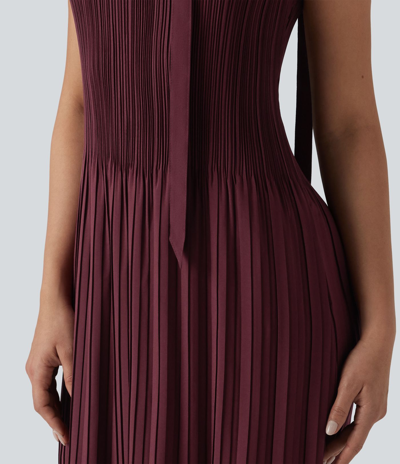 Robe de travail mi-longue plissée, sans manches, à l'encolure bateau et ceinturée