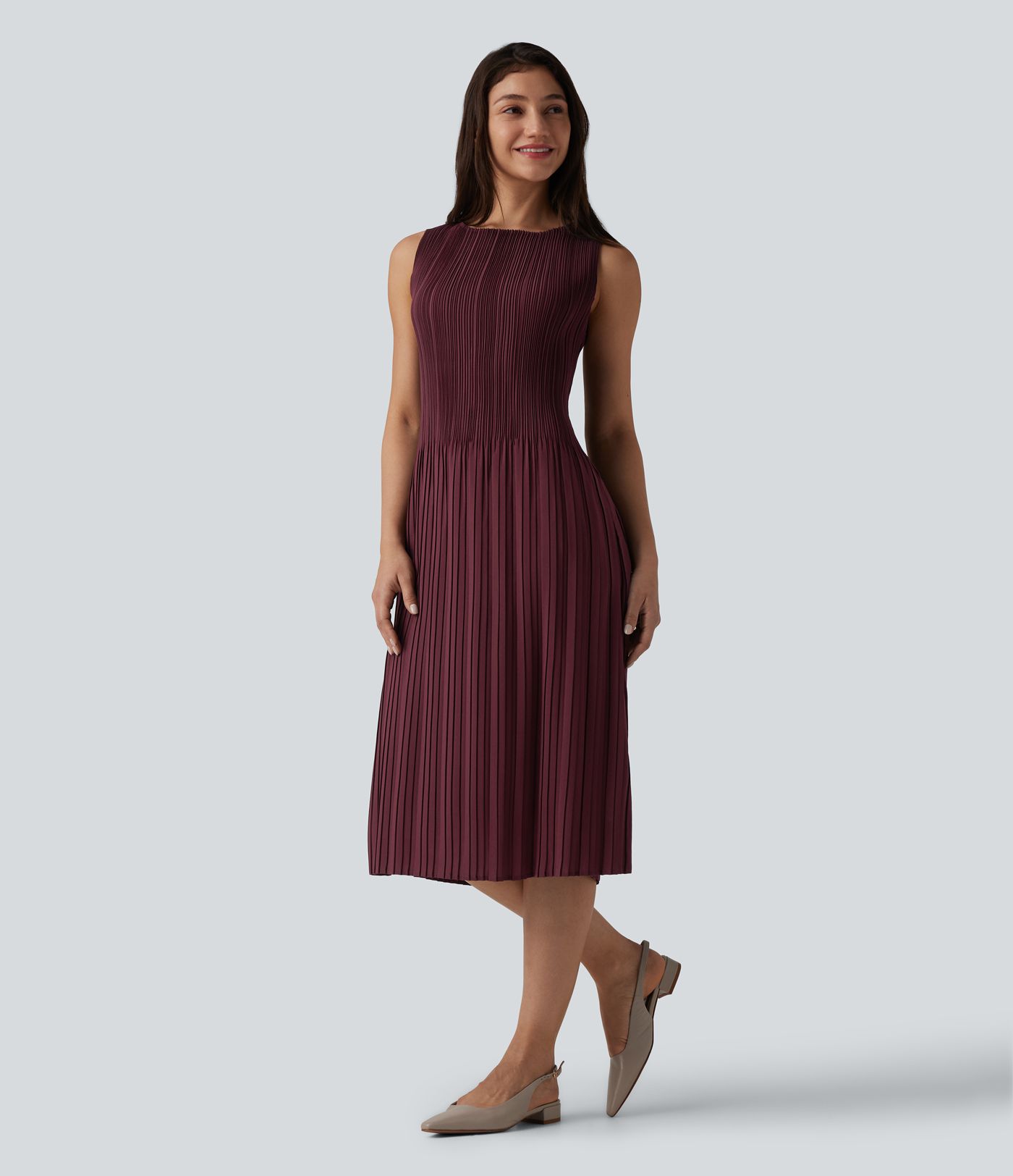 Robe de travail mi-longue plissée, sans manches, à l'encolure bateau et ceinturée